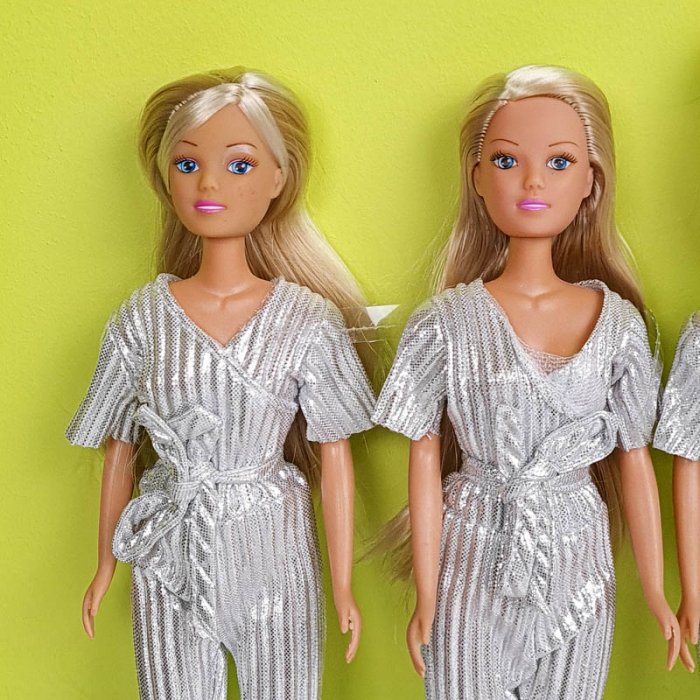 عروسک باربی با لباس اورال نقره ای مو طلایی کد P/HC06/B