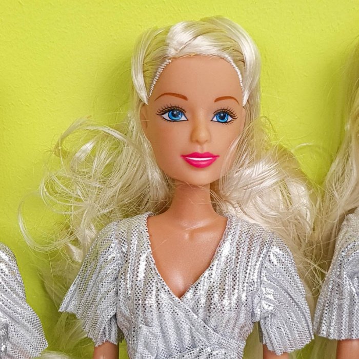 عروسک باربی با لباس اورال نقره ای مو طلایی کد P/HC06/B
