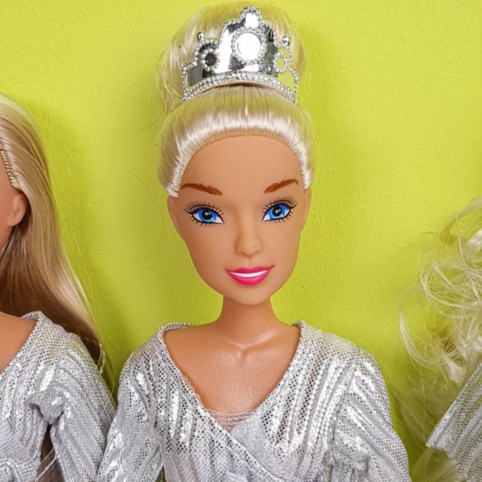 عروسک باربی با لباس اورال نقره ای مو طلایی کد P/HC06/B