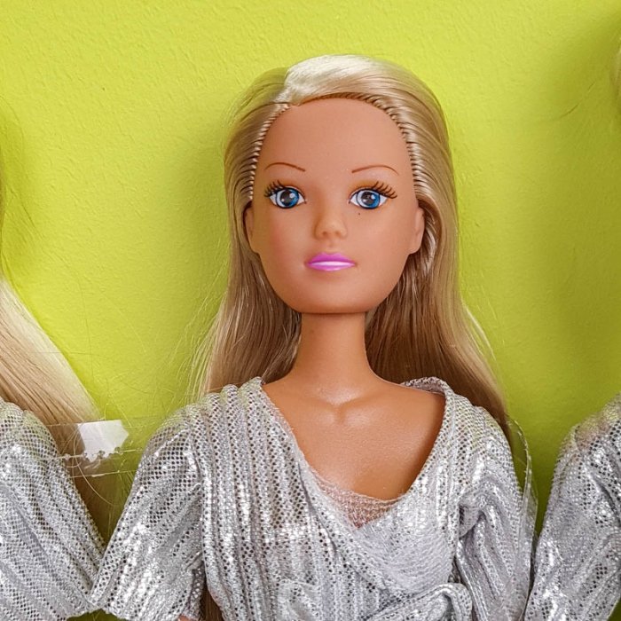 عروسک باربی با لباس اورال نقره ای مو طلایی کد P/HC06/B