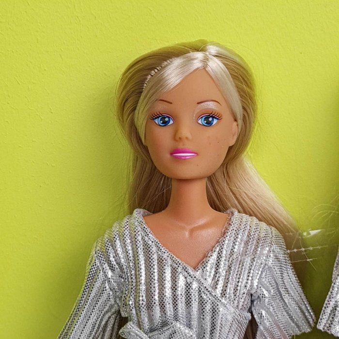 عروسک باربی با لباس اورال نقره ای مو طلایی کد P/HC06/B