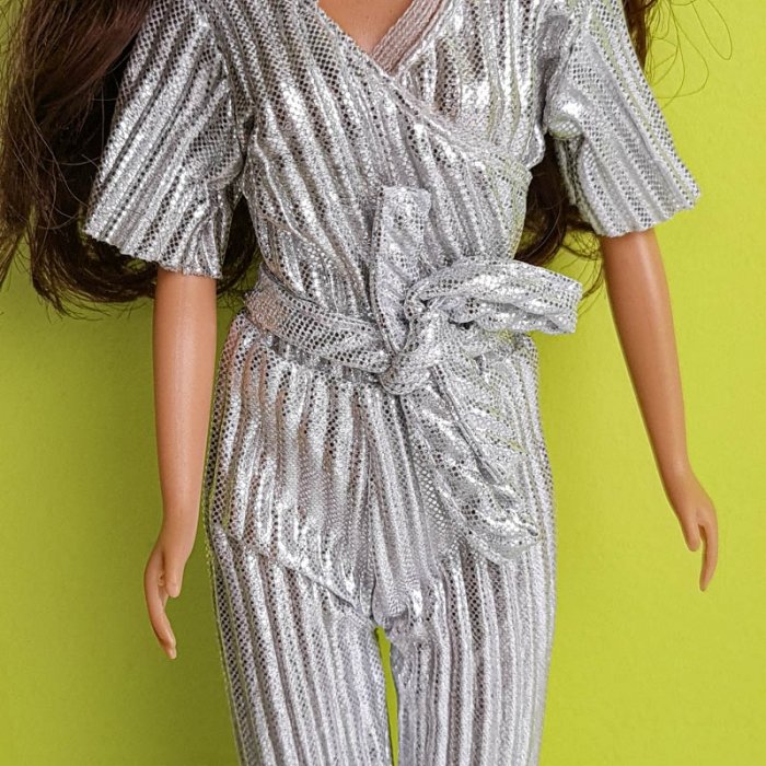 عروسک باربی با لباس اورال نقره ای مو مشکی کد P/HC06/A