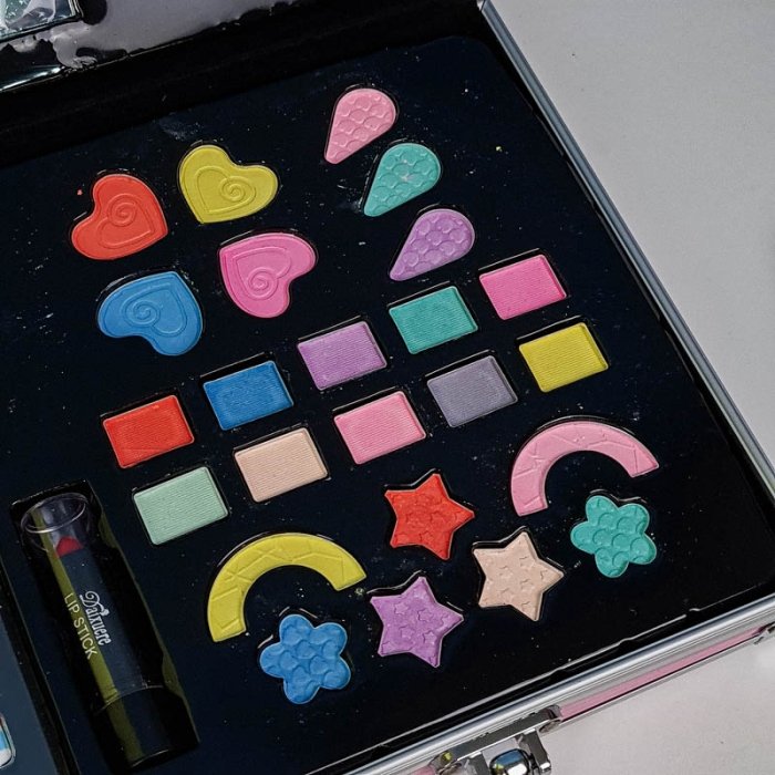 ست لوازم آرایشی کودک چمدانی کد 2060B