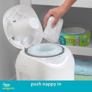 tommee-tippee-sangenic-nappy-disposable-system-demo.jpg