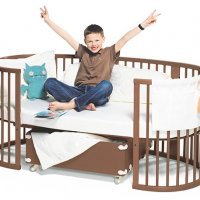 تخت و ميز تعويض چند كاره چوبی stokke