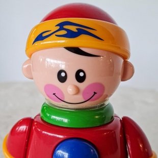 اسباب بازی آدمک تولو مدل پسرک کلاه قرمز با نوار زرد