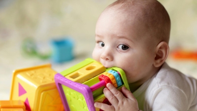 اسباب بازی مناسب نوزاد + خرید اسباب بازی از بدو تولد تا 12 ماهگی