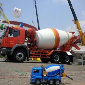 اسباب بازی میکسربتن کامیون مان bruder مدل MAN TGA Cement Mixer 03554