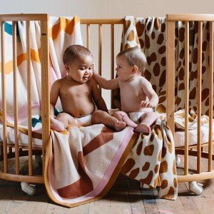 تخت و ميز تعويض چند كاره چوبی stokke