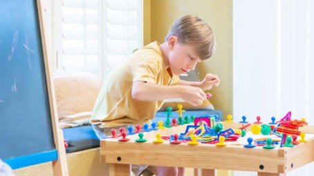 تنها بازی کردن کودک