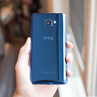 htc-u-ultra-blue-back-in-hand