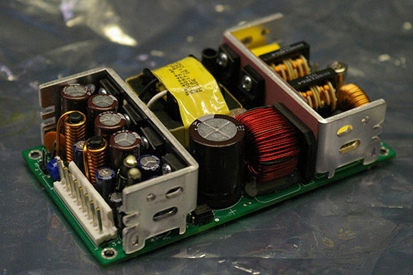 چرا از منابع تغذیه سوئیچینگ استفاده میکنیم؟