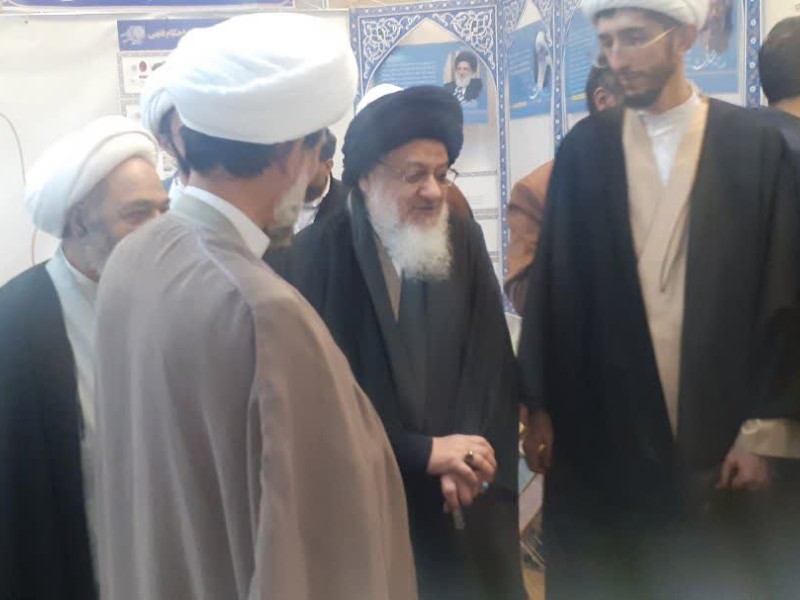 بازدید آیت‌الله میلانی از غرفه جامعه المصطفی(ص)