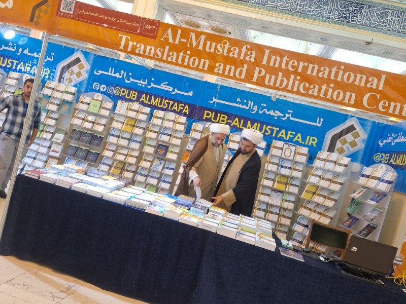 حضور حجت الاسلام و المسلمين دکتر عابدي نژاد در غرفه ترجمه و نشر المصطفي.