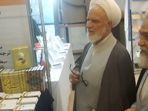 بازدید آیت‌الله محمدی عراقی از غرفه جامعه المصطفی(ص)