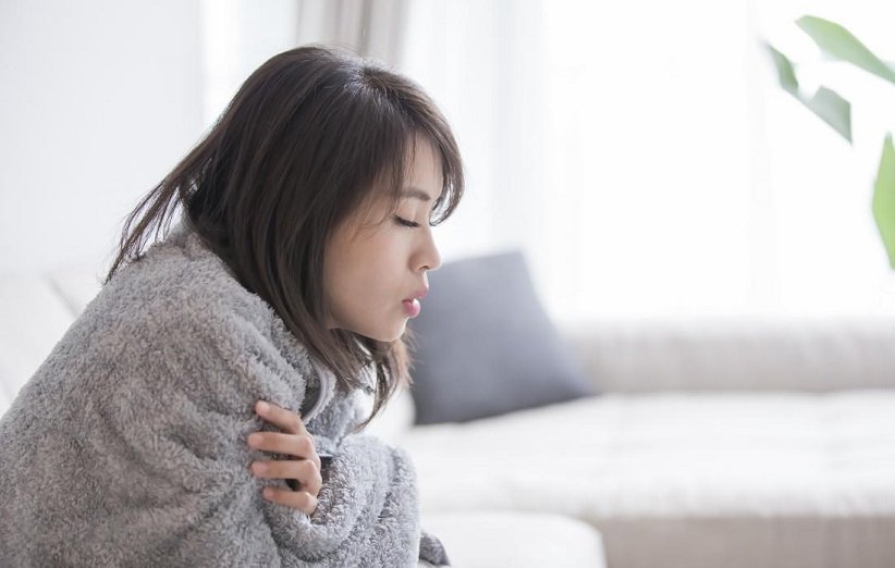 چرا همیشه احساس سرما می‌کنم؟ (دلایل و درمان‌ها)