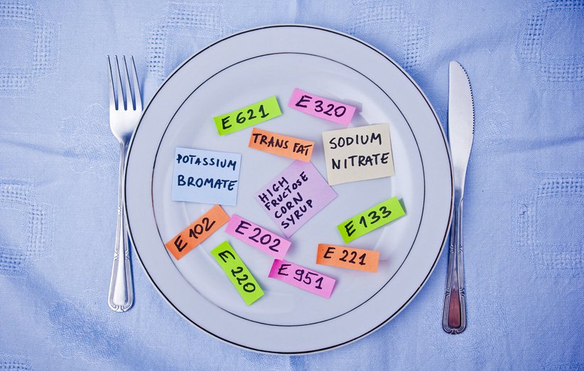 ۱۲ ماده‌ی افزودنی خطرناک رایج در خوراکی‌ها که نباید نادیده بگیرید