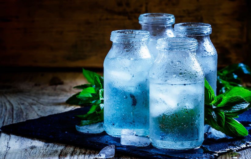 ۵ دلیل علمی برای اینکه نباید آب یخ بنوشید