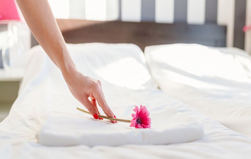 ۹ گام ساده برای تمیز کردن تشک در خانه