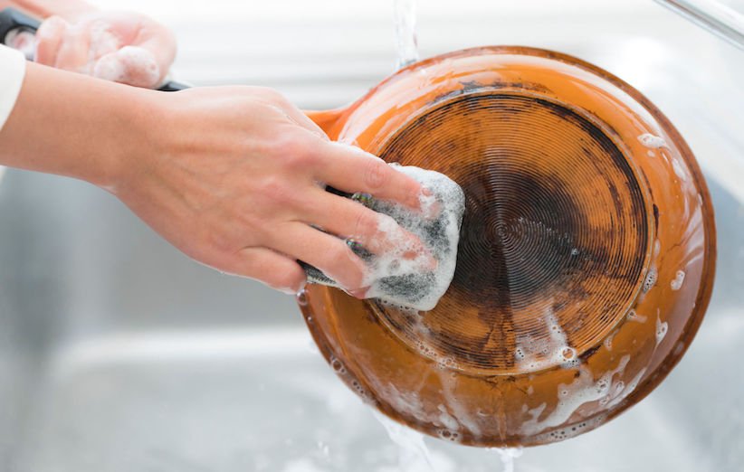 ۱۰ روش خانگی آسان برای برق انداختن قسمت بیرونی تابه‌ها