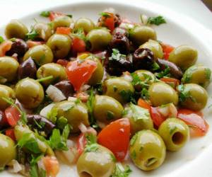 طرز تهیه سالاد زیتون خوشمزه با ترکیبات فوق‌العاده