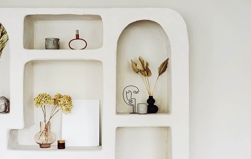 ۱۰ ایده‌ی جذاب و خلاقانه برای تزئین طاقچه