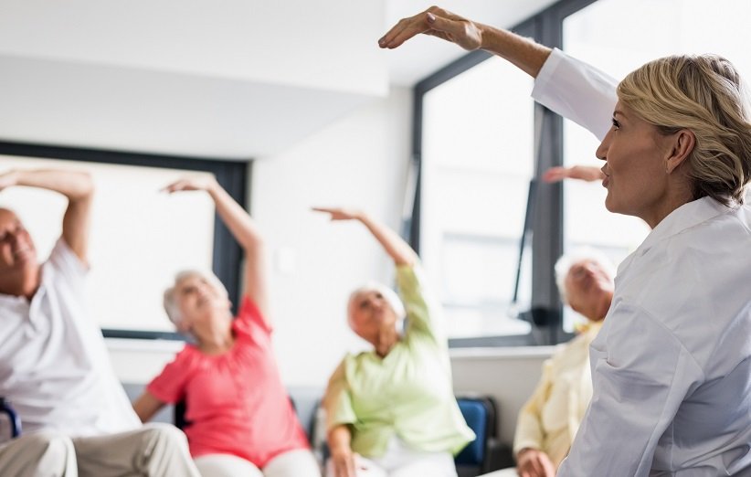 ۸ تمرین برتر یوگا با صندلی برای سالمندان و فواید شگفت‌آور آن