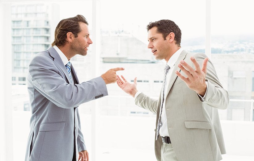 ۱۵ تاکتیک موثر برای برخورد با همکار حسود