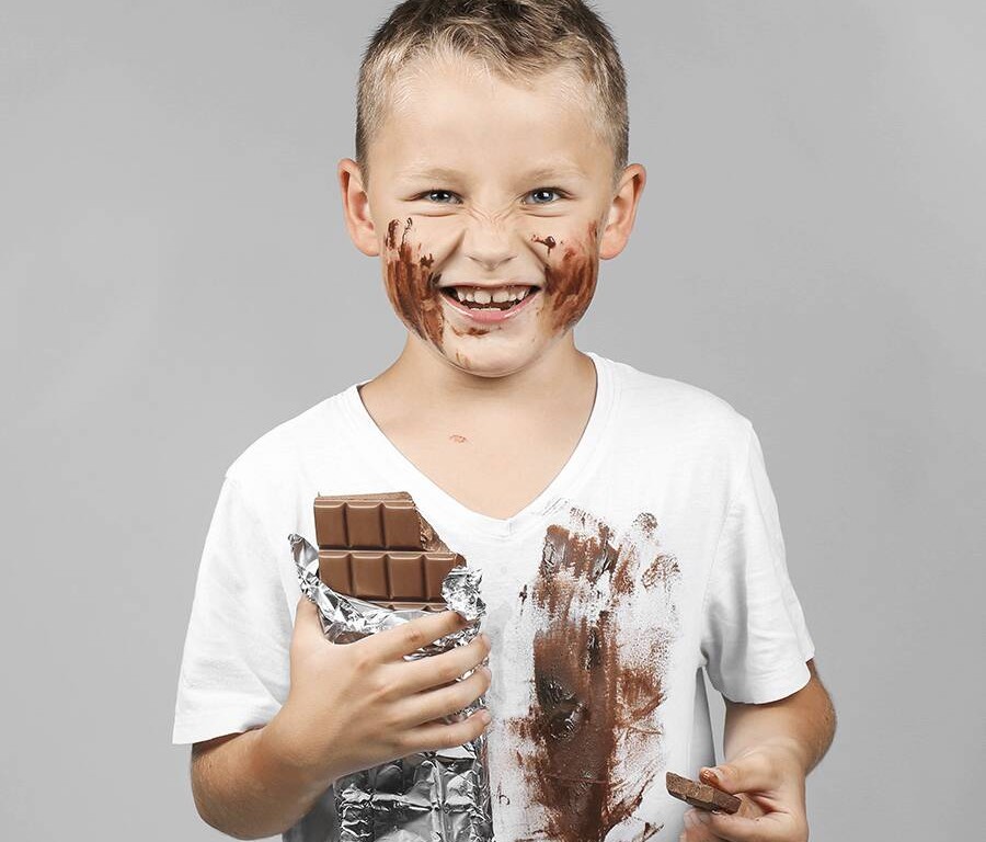 نحوه پاک کردن لکه ها از روی لباس؛ از بین بردن ۱۲ لکه‌ای که سرسختانه چسبیده‌اند