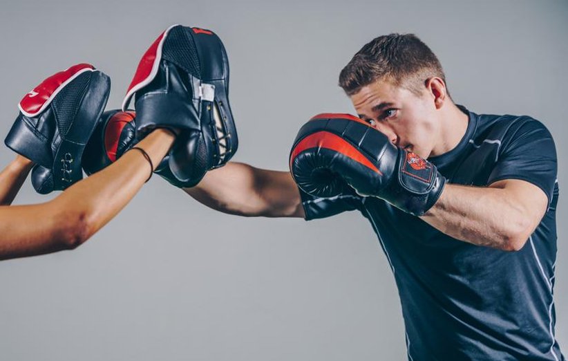 ۵ مزیت شگفت‌انگیز ورزش کیک‌بوکسینگ برای سلامت روان