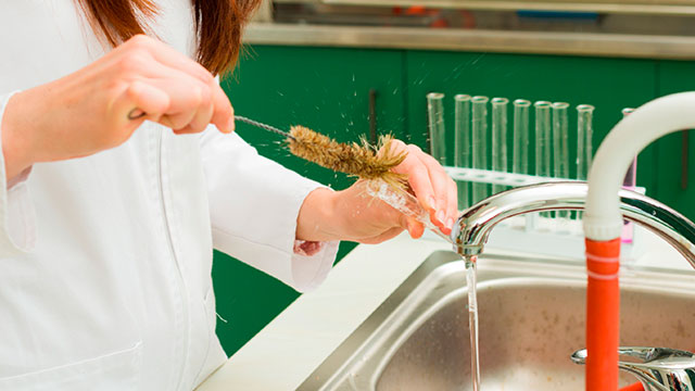 چگونه ظروف آزمایشگاهی را تمیز کنیم؟