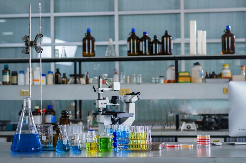 در نگهداری مواد شیمیایی در آزمایشگاه به چه نکاتی باید توجه داشت؟