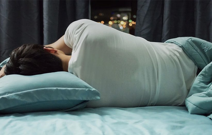 ۴ علت شایع تعریق شبانه و روش‌های مقابله با آن