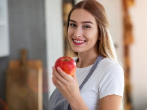خوردن سیب قبل از خواب مفید است یا مضر؟