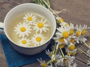 ۱۷ خاصیت عالی دمنوش بابونه (و عوارض جانبی مهم آن)