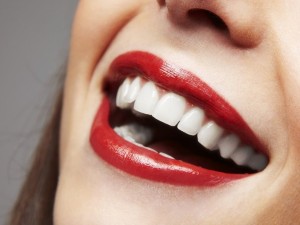 ۱۵ ترفند خانگی ساده و ارزان برای سفید کردن دندان‌ها