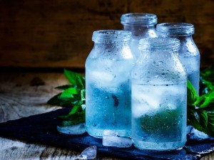 ۵ دلیل علمی برای اینکه نباید آب یخ بنوشید