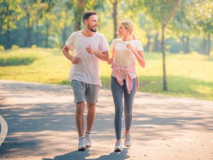 آیا واقعا باید ۱۰ هزار قدم در روز پیاده‌روی کنیم؟