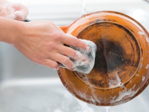 ۱۰ روش خانگی آسان برای برق انداختن قسمت بیرونی تابه‌ها