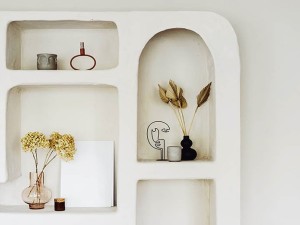 ۱۰ ایده‌ی جذاب و خلاقانه برای تزئین طاقچه