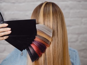 چگونه بهترین رنگ مو را انتخاب کنید؟ (بررسی تکنیک و انواع رنگ مو)
