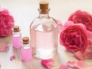 خواص گلاب برای پوست؛ نحوه مصرف و عوارض احتمالی