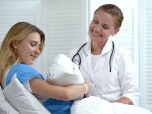۱۱ توصیه‌ی مهم برای اینکه پس از سزارین سریع‌تر بهبود یابید