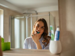 آیا بعد از مسواک زدن حتما باید دهان را بشویید؟!