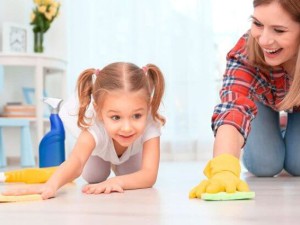 اهمیت انجام کار خانه برای بچه ها؛ برای هر سنی چه کاری مناسب است؟