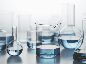 چرا از ظروف شیشه ای در آزمایشگاه استفاده می کنند؟