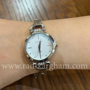 ساعت زنجیری  زنانه و‌دخترانه نقره ای برند گس guess