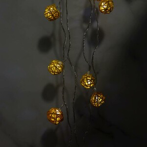 ریسه 10 لامپ طرح گوی چوبی زرد مهتابی طول 2.5 متر