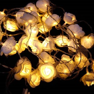 ریسه طرح گل فوم سفید توردار آفتابی طول 5 متر