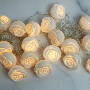 ریسه طرح گل پلاستیکی سفید آفتابی طول 3 متر